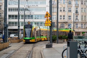 tramwaj jadący ul. 27 Grudnia