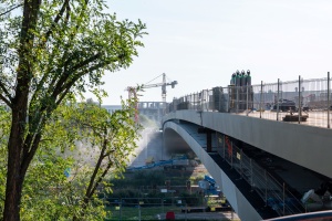 widok na konstrukcję mostu z boku