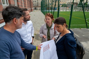 Boisko przy SP nr 36 podczas wizyty zastępcy prezydenta Poznania Marcina Gołka