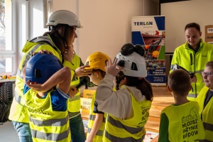 Lekcja prawidłowego zakładania kasków