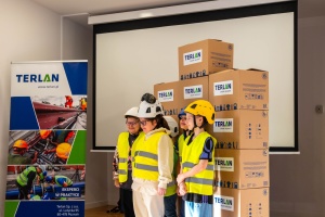 Uczniowie podczas prezentacji dot. kasków ochronnych