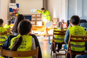 Uczniowie słuchający o bezpieczeństwie w rejonie prac budowlanych