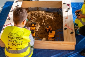 Uczeń podczas zabawy na miniplacu budowy