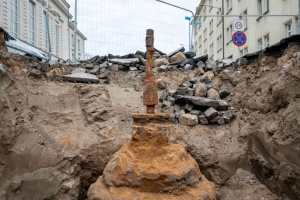 widok na ponad stuletni element sieci wodociągowej 