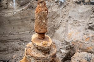 widok na ponad stuletni element sieci wodociągowej 