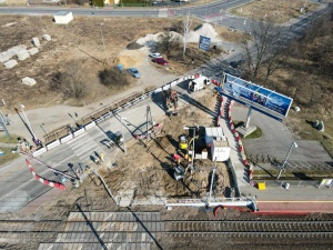 częśc placu budowy i dojście do peronu kolejowego Poznań Junikowo