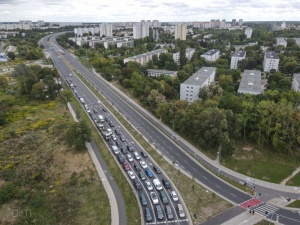 widok na ul. Krzywoustego w kierunku Kórnika - zdjęcie z drona w miejscu, gdzie mają powstać ekrany akustyczne