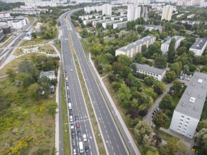 widok na ul. Krzywoustego w kierunku Kórnika - zdjęcie z drona w miejscu, gdzie mają powstać ekrany akustyczne