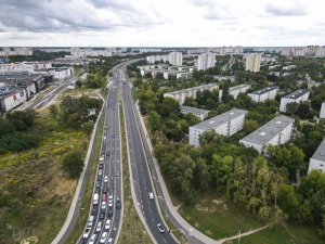 widok na ul. Krzywoustego w kierunku Kórnika - zdjęcie z drona w miejscu, gdzie mają powstać ekrany akustyczne