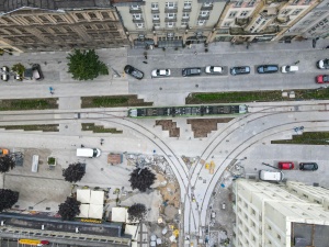 tramwaj przejeżdżający przez skrzyżowanie ulic Św. Marcin i Gwarnej