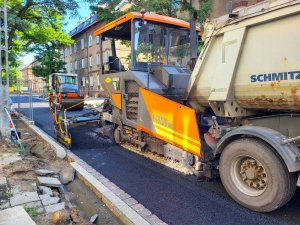 Układanie masy bitumicznej na ul. Kolejowej