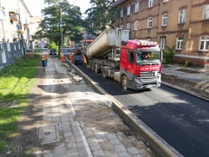 Samochód ciężarowy podczas rozładunku