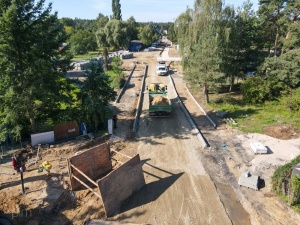 Pojazdy budowy podczas prac przy układzie drogowym widziane z lotu ptaka