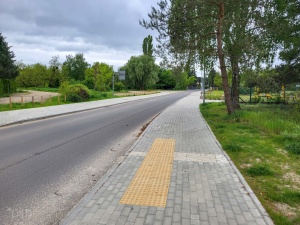 Chodnik z oznaczeniami fakturowymi na ul. Modrzejewskiej