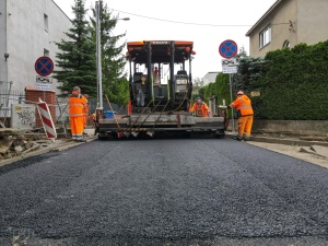 Wyściełacz podczas układania nawierzchni na ul. Radosnej