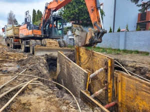 zabezpieczanie wykopu podczas prac przy budowie kanalizacji deszczowej