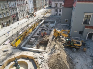 widok fundamentów ratusza pruskiego z lotu ptaka