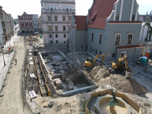 widok fundamentów ratusza pruskiego z lotu ptaka