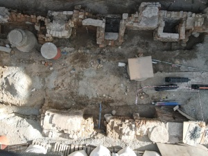 Fragmenty murów i fundamentów średniowiecznych kamienic kupieckich widziane z perspektywy lotu ptaka