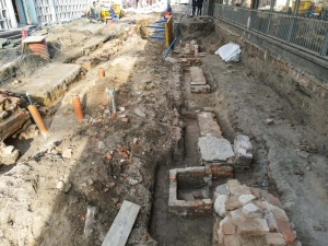 Fragmenty murów i fundamentów średniowiecznych kamienic kupieckich 
