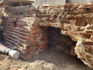 Fragmenty murów i fundamentów średniowiecznych kamienic kupieckich na ul. Jana Baptysty Quadro