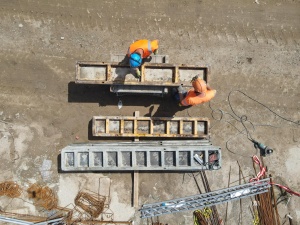 Pracownicy podczas prac na placu budowy