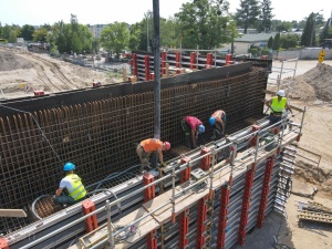 Pracownicy podczas betonowania jednego z przyczółków wiaduktu w ciągu ul. Lutyckiej