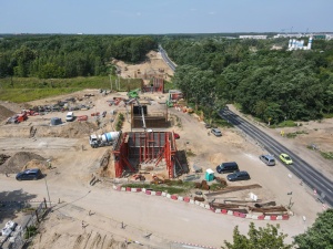 Prace przy betonowaniu przyczółków w rejonie ul. Lutyckiej widziane z perspektywy drona