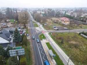 droga rowerowa, odnowiony przystanek autobusowy oraz wyniesione skrzyżowanie z ul. Owczą - widok z drona