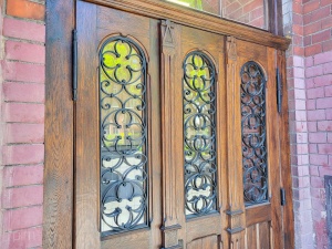 Odnowiono drewniane drzwi wejściowe