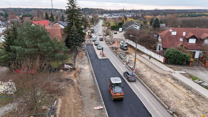 Pojazdu budowlane w trakcie robót na ul. Radojewo z lotu ptaka