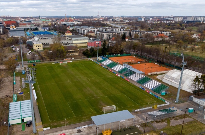 widok z lotu ptaka na stadion piłkarski przy ul. Droga Dębińska